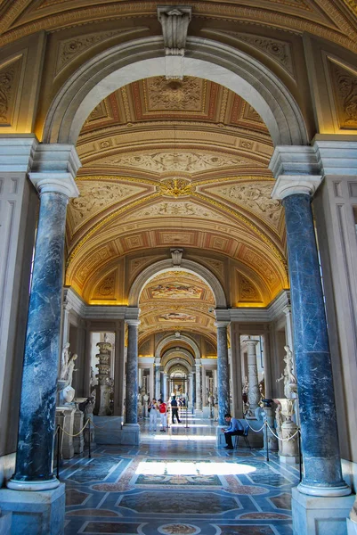 Vatikán, Olaszország, 2008 júniusában, turisztikai: Vatikáni Múzeum. — Stock Fotó