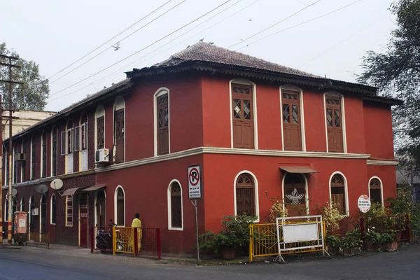 Maison rouge dans la rue, Pune, Maharashtra, Inde . — Photo