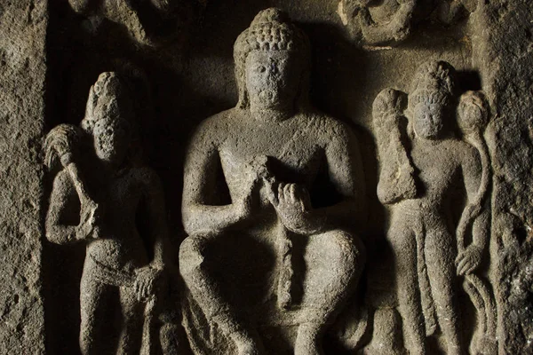 Médaillon sculpté avec Bouddha dans les grottes d'Aurangabad, Aurangabad, Maharashtra . — Photo