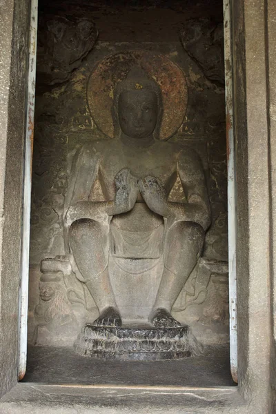 Bouddha dans la pose de Dhyan, grotte 9, grappe nord, grottes d'Aurangabad, Aurangabad, Maharashtra . — Photo