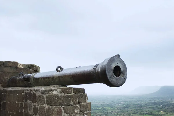 Durga Canon dijo ser el segundo cañón más pesado del mundo, Daulatabad pared fuerte, Maharashtra, India . — Foto de Stock