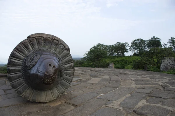 Cânone Mendha Tope com cabeça de carneiro no forte Daulatabad, Aurangabad, Maharashtra, Índia . — Fotografia de Stock