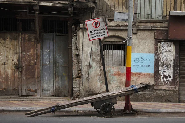 Handwagen geparkt in der Nähe eines alten heruntergekommenen Gebäudes Pune, Maharashtra, Indien. — Stockfoto