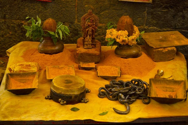 Objecten van aanbidding in saffraan kleur poeder, Pune District, Maharashtra, India. — Stockfoto