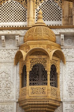 Tapınak, Pune, Maharashtra, Hindistan üzerinde oyulmuş pencere.