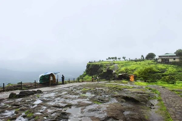 MAHARASHTRA, ÍNDIA, Agosto 2018, Turista no forte de Sinhgad, vista de cima em tempo nublado . — Fotografia de Stock