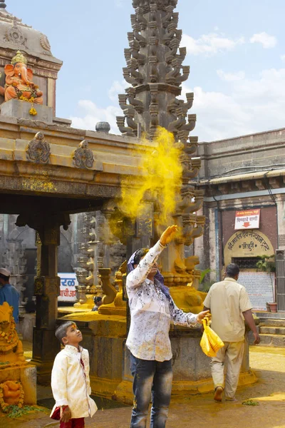 Jejuri, Pune District, Maharashtra, augustus 2018, aanhanger gooien kurkumapoeder Lord Khandoba tempel. — Stockfoto