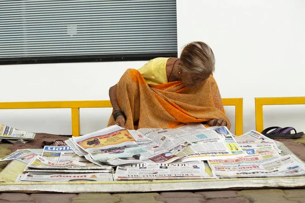 Maharashtra, Indie, březen 2018, stará žena prodej a noviny. — Stock fotografie