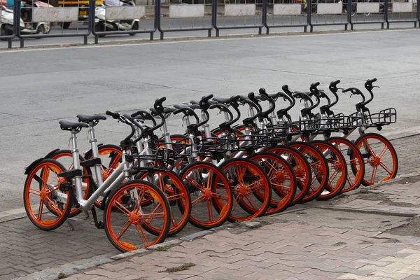 Cyclus staan op straat, Pune, Maharashtra, India. — Stockfoto