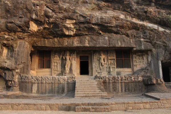 Vista exterior de la Cueva 2, la puerta está flanqueada por enormes Bodhisattvas con enanos convergentes arriba, Cuevas Budistas, Ellora, Aurangabad, Maharashtra . — Foto de Stock