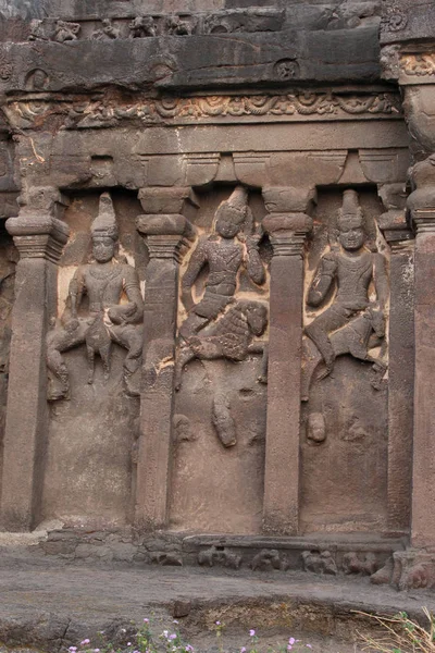 Parede exterior da caverna 16, detalhe da fachada com Karthikeya, Agni e Vayu, cavernas hindus, Ellora, Aurangabad, Maharashtra . — Fotografia de Stock