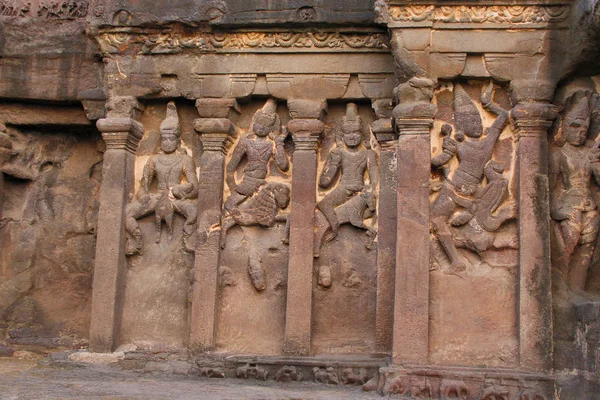 Parede exterior da caverna 16, detalhe da fachada com Karthikeya, Agni e Vayu, cavernas hindus, Ellora, Aurangabad, Maharashtra . — Fotografia de Stock