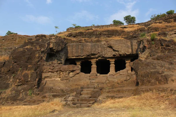 Facciata, Grotta 18, Grotte di Ellora, Aurangabad, Maharashtra . — Foto Stock