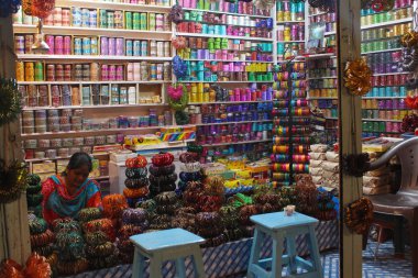 Pune, Maharashtra, Hindistan, Ekim 2018, kadın bilezik bilezik mağazasında satış.