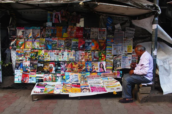 Pune, maharashtra, Oktober 2018, Buchhändler verkauft Zeitschriften auf der Straße. — Stockfoto
