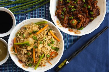 Sarımsak erişte ile chopsticks soya sosu, üstten görünüm, Pune, Hindistan.