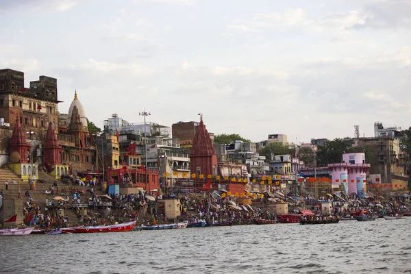 Varanasi, Uttar Pradesh, juni 2015, pelgrims bij Dashashwamedh Ghat. — Stockfoto