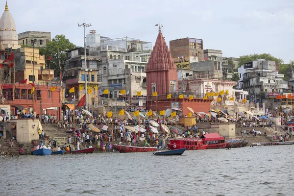 Varanasi, Uttar Pradesh, 2015 júniusáig a zarándokok a Dashashwamedh hágó. — Stock Fotó