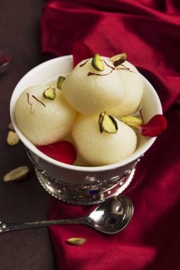 Bir kase dolu tipik Hint tatlı rasgulla ile Pune, Hindistan.