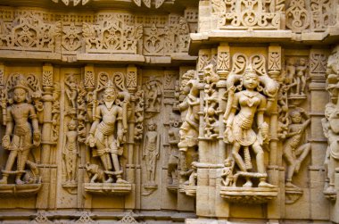 Güzel idoller, Jain Temple, kale kompleksi, Jaisalmer, Rajasthan, Hindistan bulunan oyulmuş.