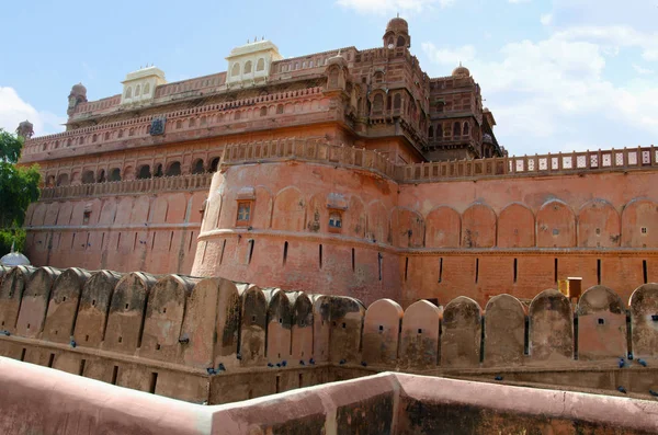 Dekorativ yttervägg av Junagarh fort, Bikaner, Rajasthan, Indien. — Stockfoto