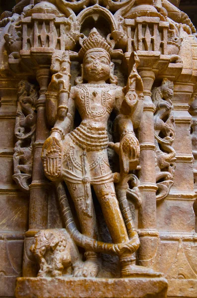 Idolos bellamente tallados, Templo de Jain, situado en el complejo del fuerte, Jaisalmer, Rajasthan, India . —  Fotos de Stock