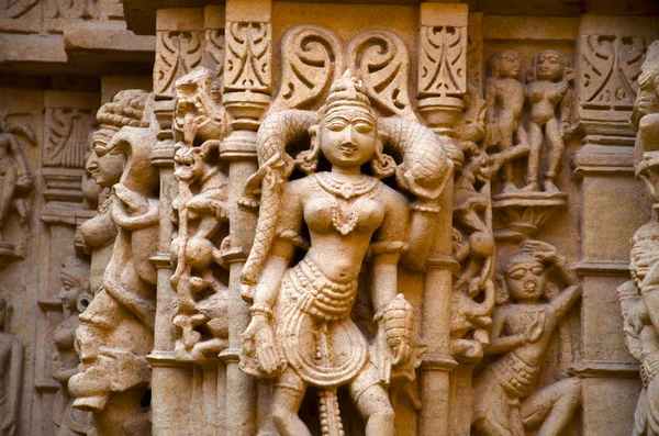 Pięknie rzeźbione bożki, Jain Temple, położony w kompleksie Fort, Jaisalmer, Rajasthan, Indie. — Zdjęcie stockowe