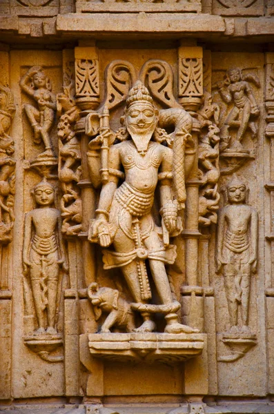 Ídolos lindamente esculpidos, Templo de Jain, situado no complexo do forte, Jaisalmer, Rajasthan, Índia . — Fotografia de Stock