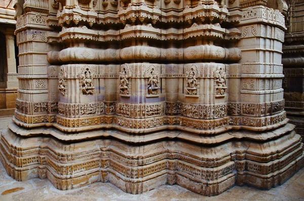 Ídolos lindamente esculpidos, Templo de Jain, situado no complexo do forte, Jaisalmer, Rajasthan, Índia . — Fotografia de Stock