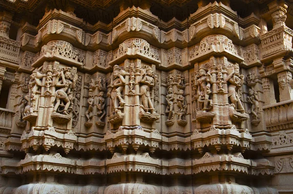 Prachtig gebeeldhouwde idolen, Jain Temple, gelegen in het fort complex, Jaisalmer, Rajasthan, India. — Stockfoto