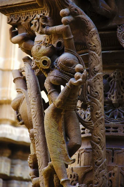 Pięknie rzeźbione bożki, Jain Temple, położony w kompleksie Fort, Jaisalmer, Rajasthan, Indie. — Zdjęcie stockowe