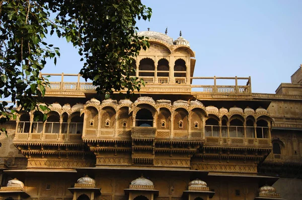 Finestre splendidamente scolpite situate nel complesso del forte, Jaisalmer, Rajasthan, India . — Foto Stock