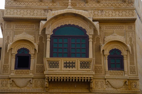 Nádherně vyřezávaná okna umístěná v komplexu pevnosti, Jaisalmer, Rajasthan, Indie. — Stock fotografie