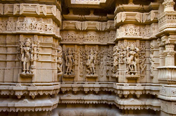 Krásně vyřezávané modly, Jain Temple, který se nachází v pevnostním komplexu, Jaisalmer, Rajasthan, Indie. — Stock fotografie