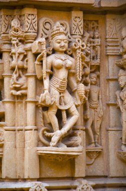 Güzel idoller, Jain Temple, kale kompleksi, Jaisalmer, Rajasthan, Hindistan bulunan oyulmuş.