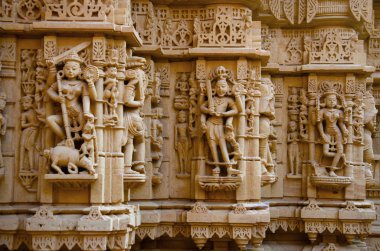 Güzel idoller, Jain Temple, kale kompleksi, Jaisalmer, Rajasthan, Hindistan bulunan oyulmuş.