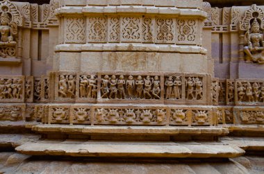 Güzel idoller, Jain Temple, kale kompleksi, Jaisalmer, Rajasthan, Hindistan bulunan oyulmuş.