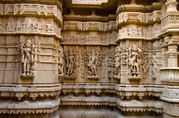 Idoli splendidamente scolpiti, Tempio di Jain, situato nel complesso del forte, Jaisalmer, Rajasthan, India . — Foto Stock