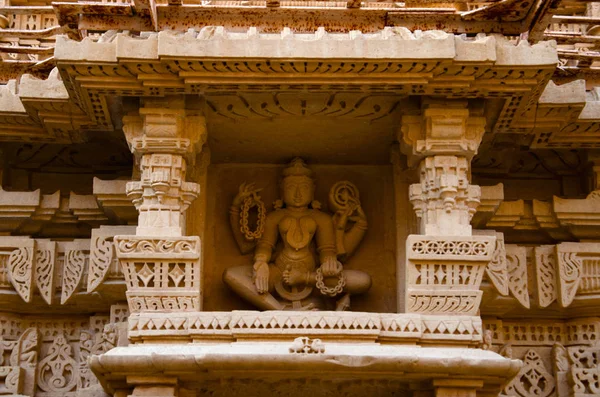 Prachtig gebeeldhouwde idolen, Jain Temple, gelegen in het fort complex, Jaisalmer, Rajasthan, India. — Stockfoto