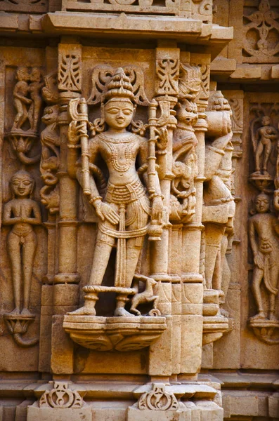 Güzel idoller, Jain Temple, kale kompleksi, Jaisalmer, Rajasthan, Hindistan bulunan oyulmuş. — Stok fotoğraf