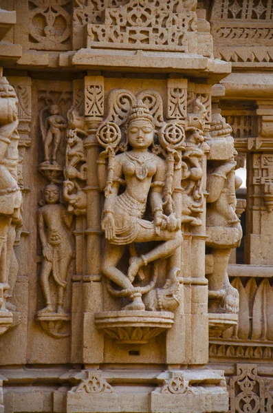 Pięknie rzeźbione bożki, Jain Temple, położony w kompleksie Fort, Jaisalmer, Rajasthan, Indie. — Zdjęcie stockowe