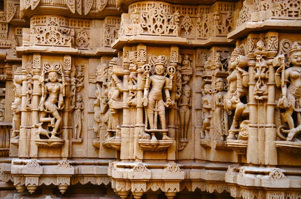 Ídolos lindamente esculpidos, Templo de Jain, situado no complexo do forte, Jaisalmer, Rajasthan, Índia . — Fotografia de Stock