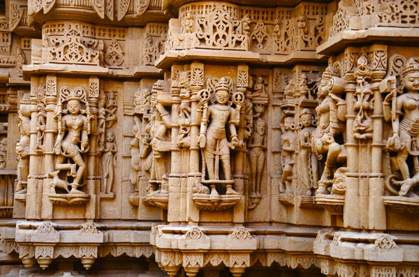 Idolos bellamente tallados, Templo de Jain, situado en el complejo del fuerte, Jaisalmer, Rajasthan, India . — Foto de Stock