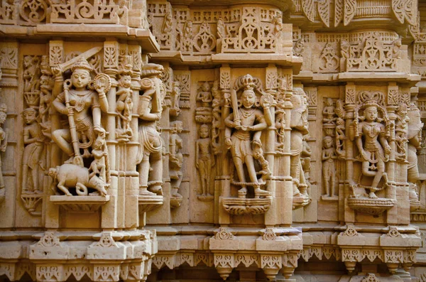 Prachtig gebeeldhouwde idolen, Jain Temple, gelegen in het fort complex, Jaisalmer, Rajasthan, India. — Stockfoto