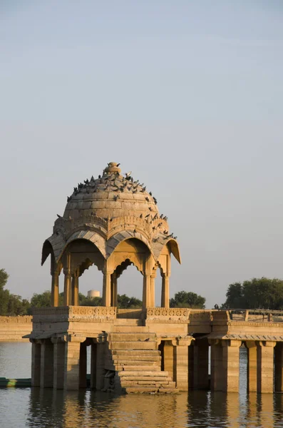 Chhatri uprostřed jezera Gadisar, Jaisalmer, Rajasthan, Indie. — Stock fotografie