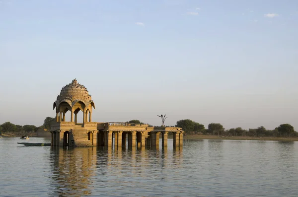Chhatri uprostřed jezera Gadisar, Jaisalmer, Rajasthan, Indie. — Stock fotografie