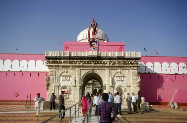 Bikaner, Rajasthan, India, november 2018, toegewijde op Karni Mata of de tempel van ratten. — Stockfoto