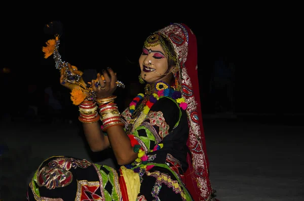 JAISALMER, RAJASTHAN, ÍNDIA, novembro de 2018, Dançarina realiza dança folclórica em dunas de areia Sam . — Fotografia de Stock