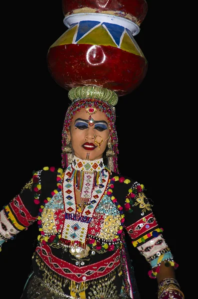 JAISALMER, RAJASTHAN, INDIA, November 2018, Dancer melakukan tarian rakyat di bukit pasir Sam . — Stok Foto