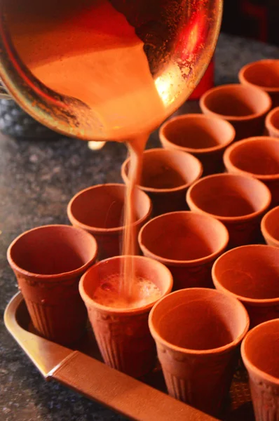 Osvěžující šat Chai nebo čaj v hliněných šálcích. — Stock fotografie